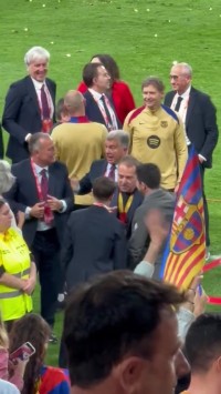 选帅选对了！国王杯夺冠后拉波尔塔与弗里克拥抱