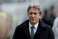 记者：利雅得新月决定暂时让热苏斯留任，董事会正在评估情况