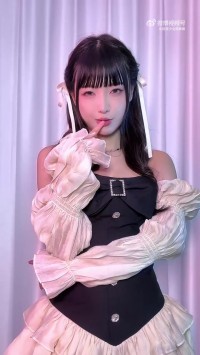 互动女主持人周敢敢分享跳舞视频：主播今天直播也是好起来了~