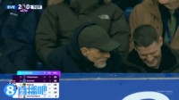 真绷不住😅热刺0-2落后，高强度看球的图赫尔与助教聊得很开心